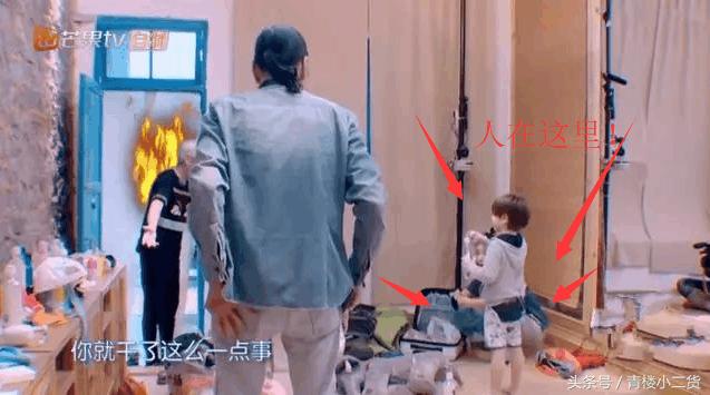 年轻女主持人在60岁老艺人面前梨花带雨，网友：装傻卖萌要不得！