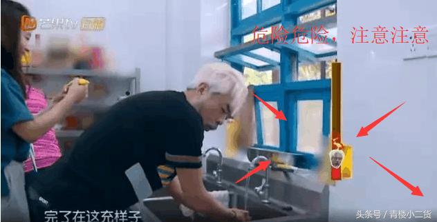 年轻女主持人在60岁老艺人面前梨花带雨，网友：装傻卖萌要不得！