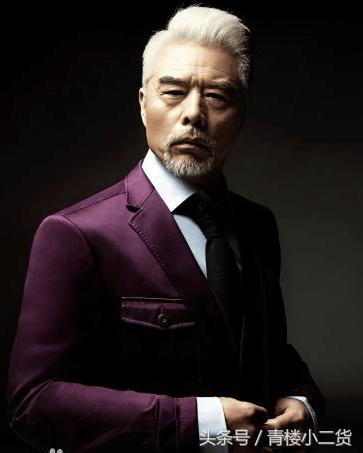 年轻女主持人在60岁老艺人面前梨花带雨，网友：装傻卖萌要不得！