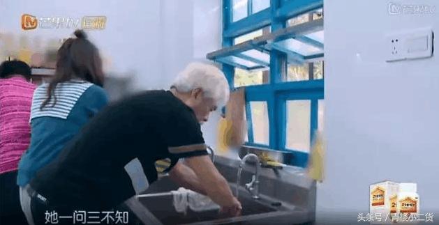 年轻女主持人在60岁老艺人面前梨花带雨，网友：装傻卖萌要不得！