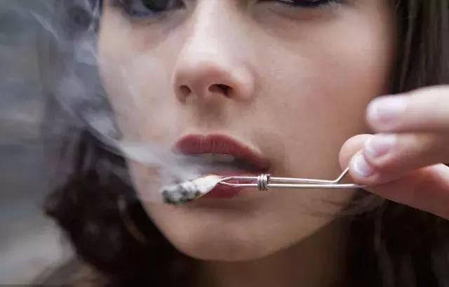 女人爱抽烟有什么危害,女人抽烟易引起什么病