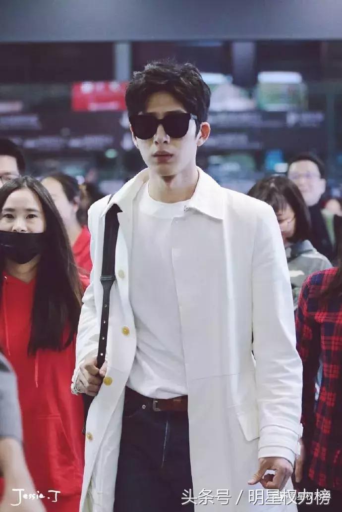 机场*服私**秀！李易峰王源白敬亭刘昊然谁才是引领潮流的时尚Icon？