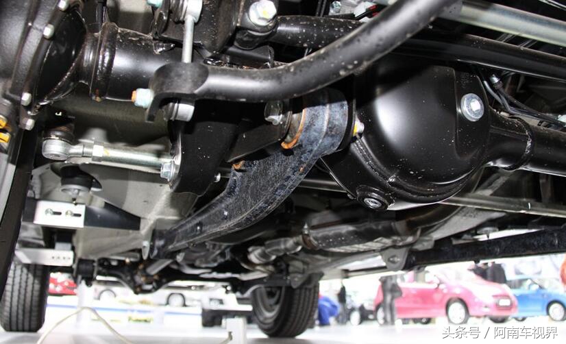 最新款铃木吉姆尼提车,土豪家里有几辆车