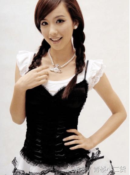 年轻女主持人在60岁老艺人面前梨花带雨，网友：装傻卖萌要不得！