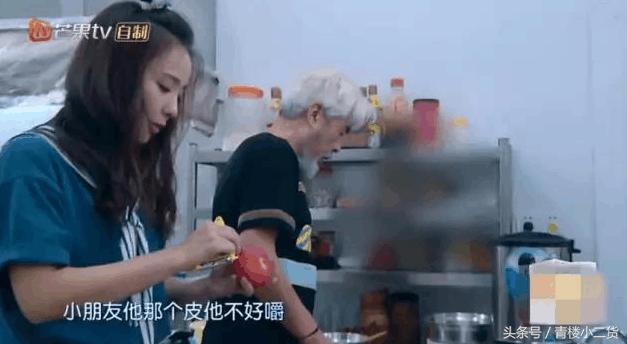 年轻女主持人在60岁老艺人面前梨花带雨，网友：装傻卖萌要不得！