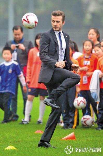 踢足球穿一双袜还是两双袜好,踢足球一双鞋够吗