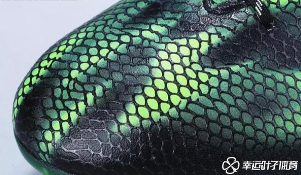 踢足球穿一双袜还是两双袜好,踢足球一双鞋够吗