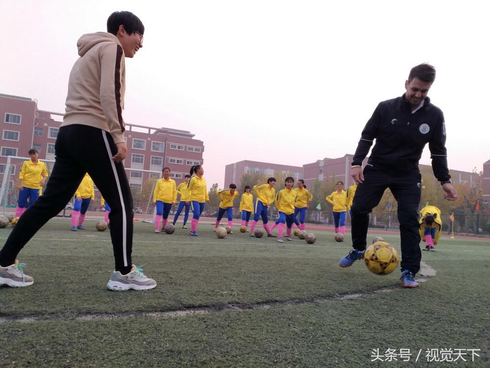 山东滨州：洋外教霸气进校园足球场点兵嗨翻天