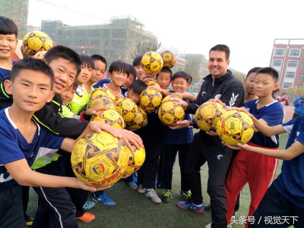 山东滨州：洋外教霸气进校园足球场点兵嗨翻天