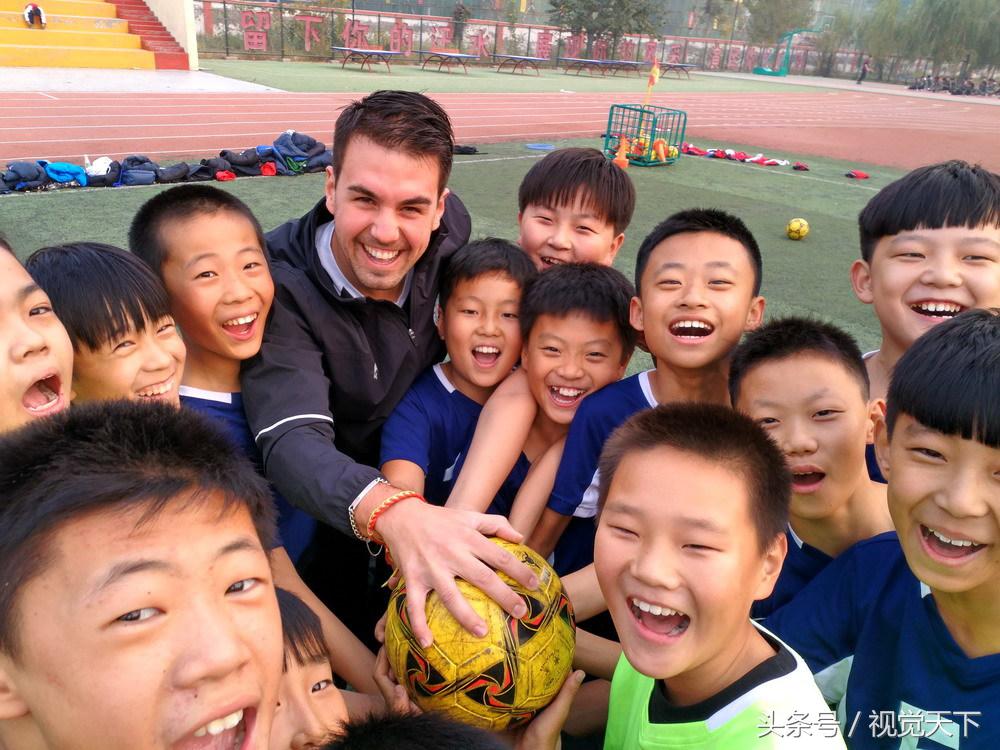 山东滨州：洋外教霸气进校园足球场点兵嗨翻天