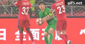 扇巴掌却踢人一脚,上海足协处罚扇耳光球员