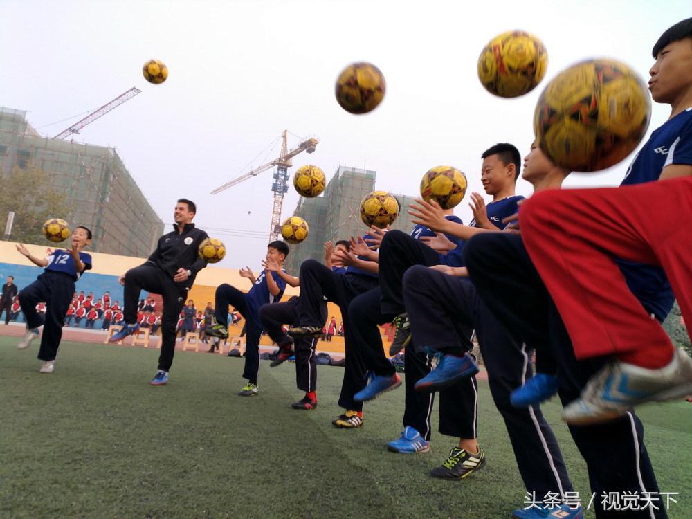 山东滨州：洋外教霸气进校园足球场点兵嗨翻天