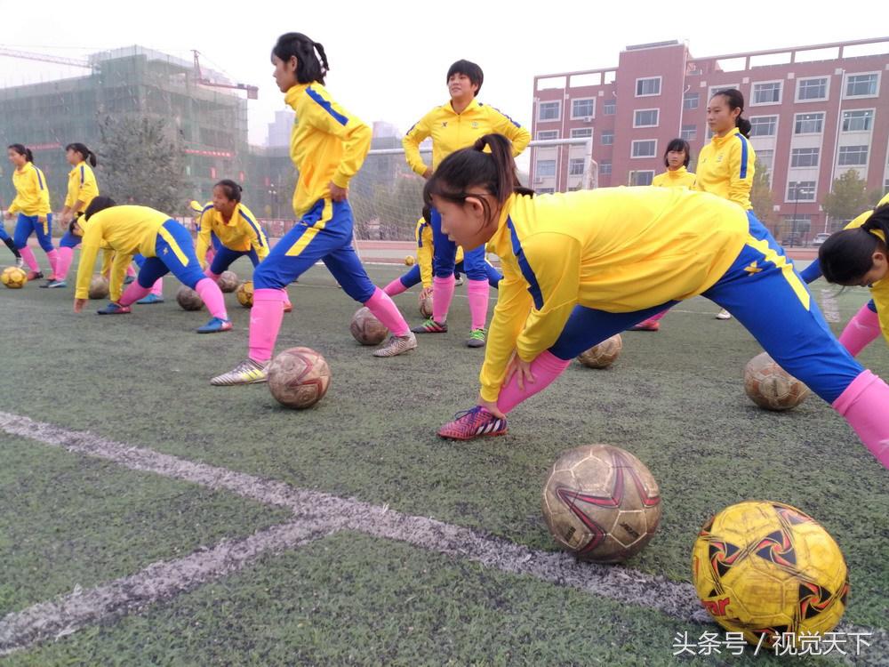 山东滨州：洋外教霸气进校园足球场点兵嗨翻天