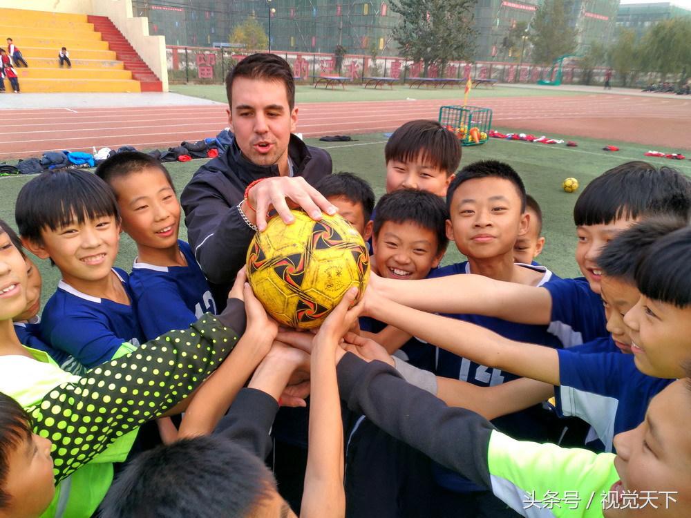 山东滨州：洋外教霸气进校园足球场点兵嗨翻天