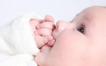 宝宝4岁了爱吃手,1-3个月宝宝吃手