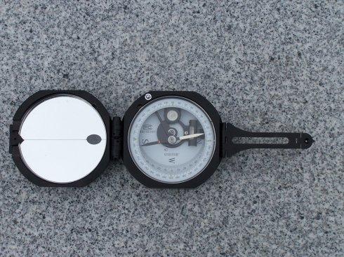 地质罗盘怎么使用及野外实地讲解,地质罗盘磁角校正使用方法