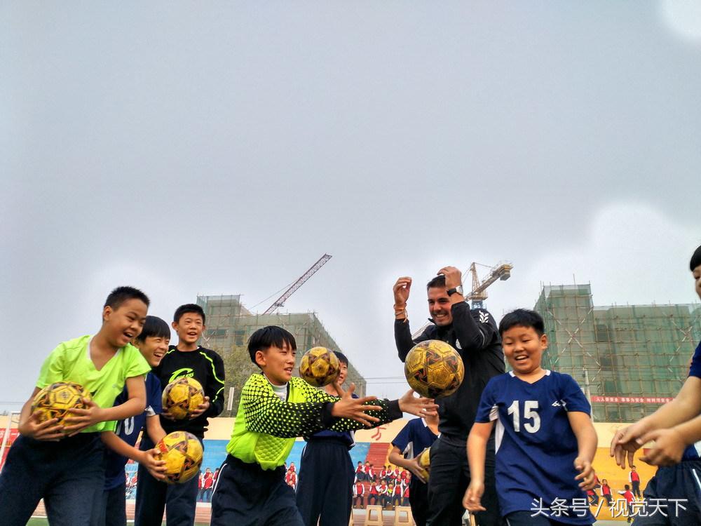 山东滨州：洋外教霸气进校园足球场点兵嗨翻天
