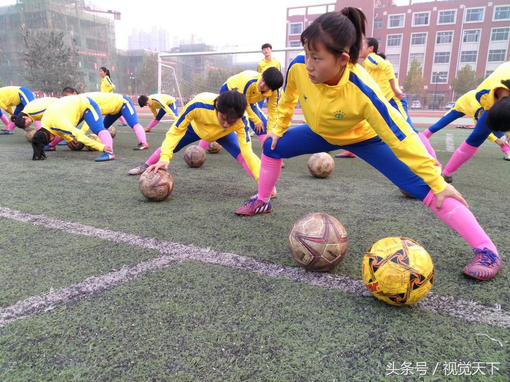 山东滨州：洋外教霸气进校园足球场点兵嗨翻天