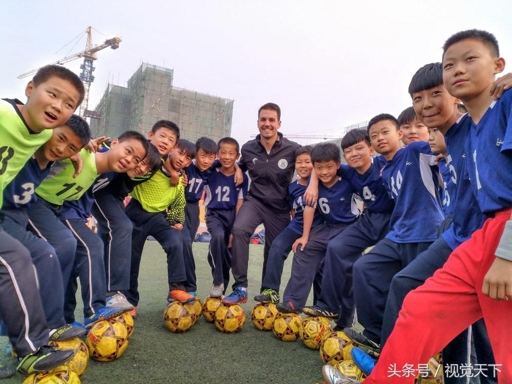 山东滨州：洋外教霸气进校园足球场点兵嗨翻天