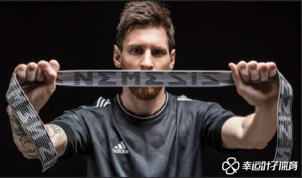 踢足球穿一双袜还是两双袜好,踢足球一双鞋够吗