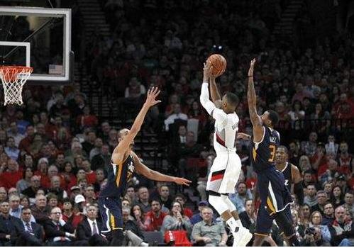 再次命中绝杀展示他的大心脏，可玩命也进不了全明星很悲伤！