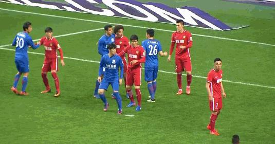 扇巴掌却踢人一脚,上海足协处罚扇耳光球员