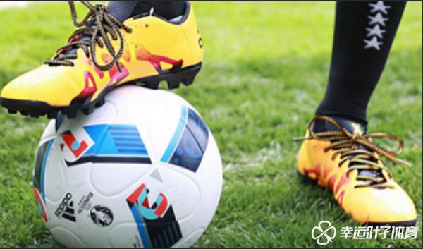 踢足球穿一双袜还是两双袜好,踢足球一双鞋够吗