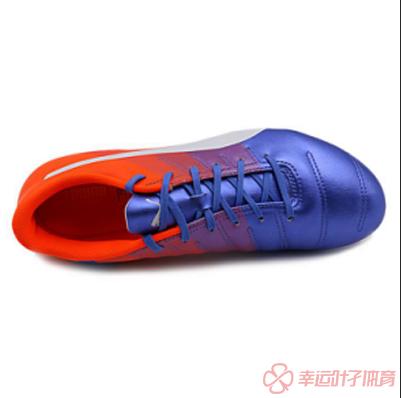 踢足球穿一双袜还是两双袜好,踢足球一双鞋够吗