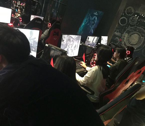 妹子参加线下比赛惨遭16：0吊打！玩CSGO的难道都找不到女朋友？