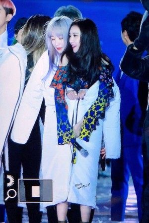 善美冷到嘴唇发紫EXID哈妮「一把抱住」帮保暖！男友力爆发