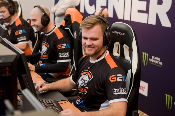 妹子参加线下比赛惨遭16：0吊打！玩CSGO的难道都找不到女朋友？