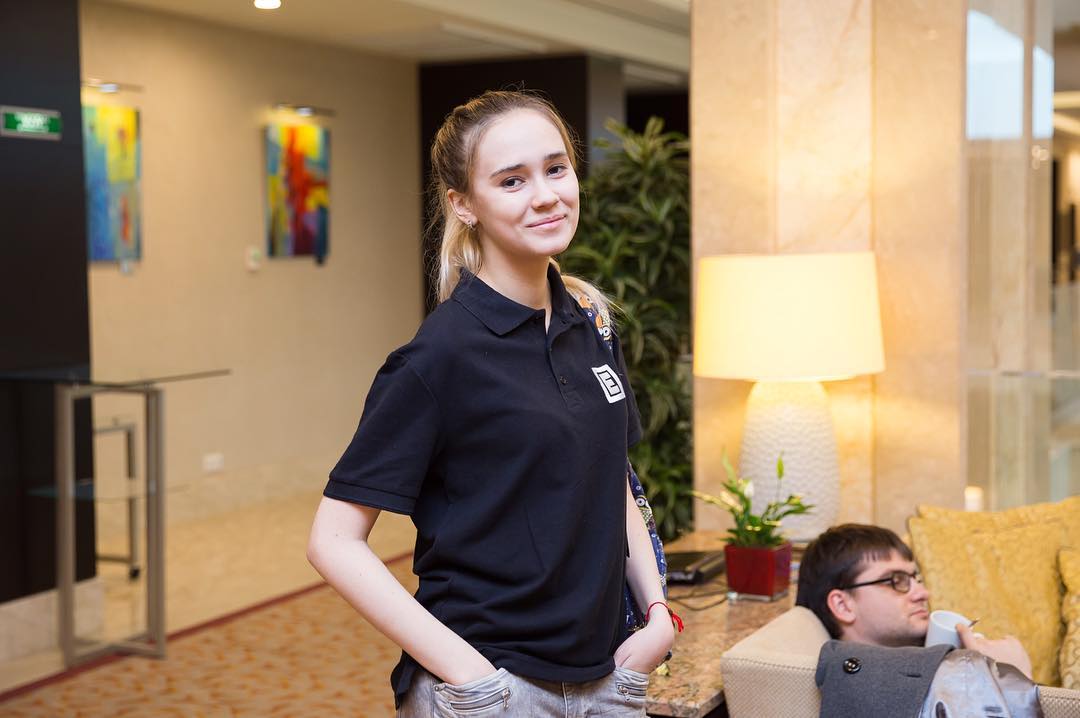 妹子参加线下比赛惨遭16：0吊打！玩CSGO的难道都找不到女朋友？