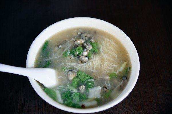 开在菜市场里的小吃店，50年来生意火爆，连食尚玩家都推荐