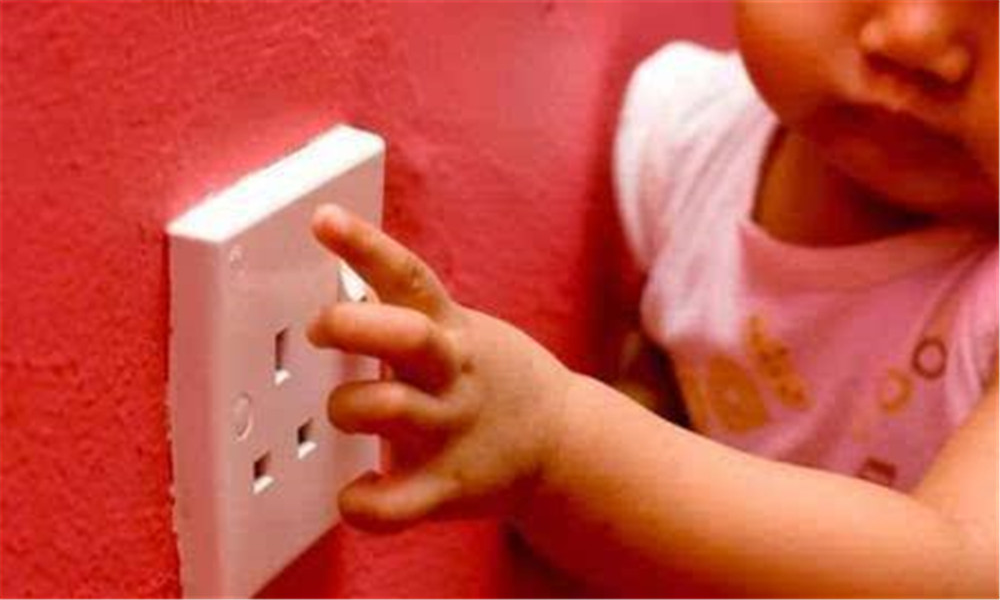 小孩吃饭不谨慎把筷子插到喉咙,孩子吃饭拿筷子插入鼻子