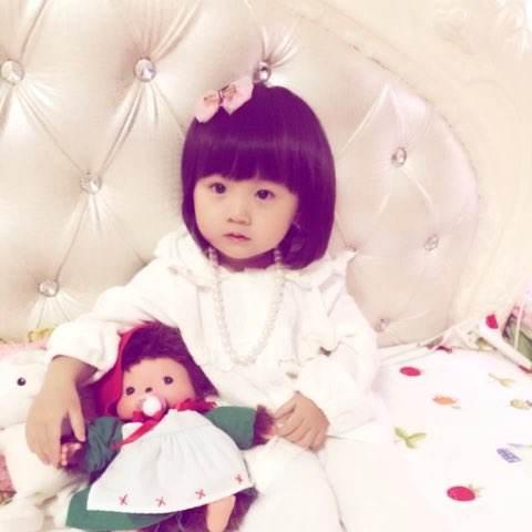 嗯哼小时候陈小春儿子,嗯哼的小时候的照片大全