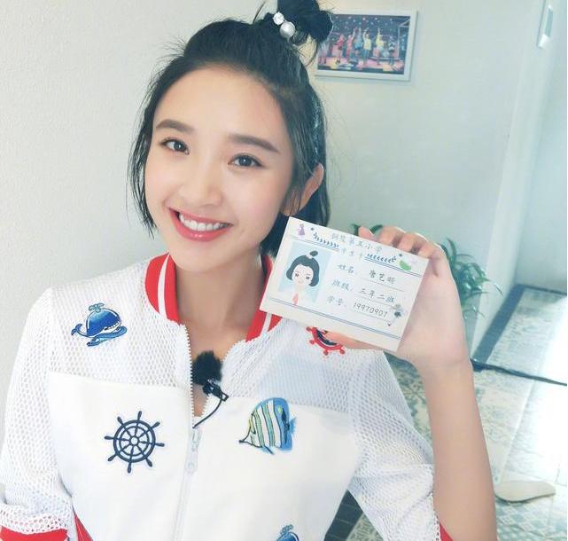 唐艺昕用的化妆品很奢侈可用的面膜却只要3块多钱一片