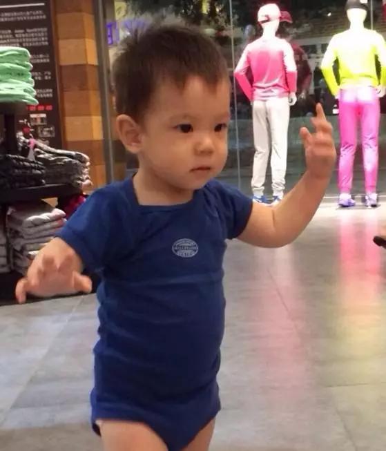 嗯哼小时候陈小春儿子,嗯哼的小时候的照片大全