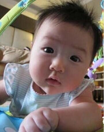 嗯哼小时候陈小春儿子,嗯哼的小时候的照片大全