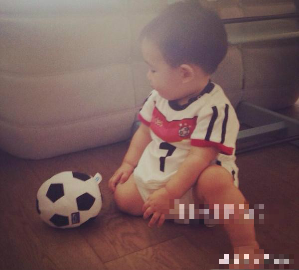 嗯哼小时候陈小春儿子,嗯哼的小时候的照片大全