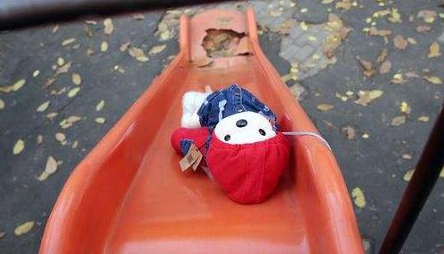 这样的穿着是不是冬天该有的样子,不要给孩子穿危险的衣服