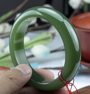 碧玉手镯价格多少,如何挑选和田玉碧玉手镯的好坏