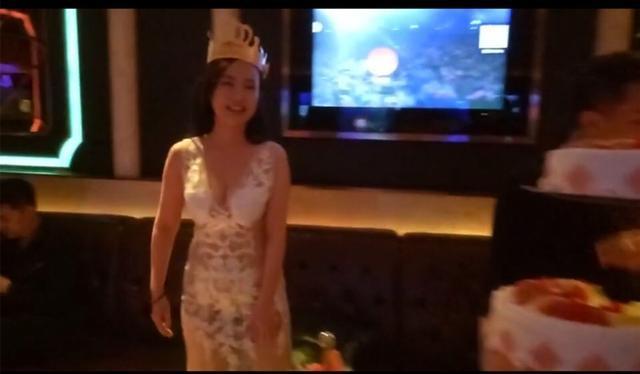 网络红人干露露生日真空现身与五个大汉一起过生日，现场太雷人