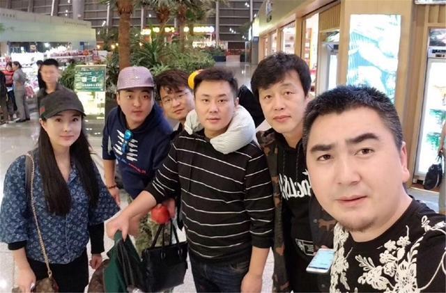 网络红人干露露生日真空现身与五个大汉一起过生日，现场太雷人