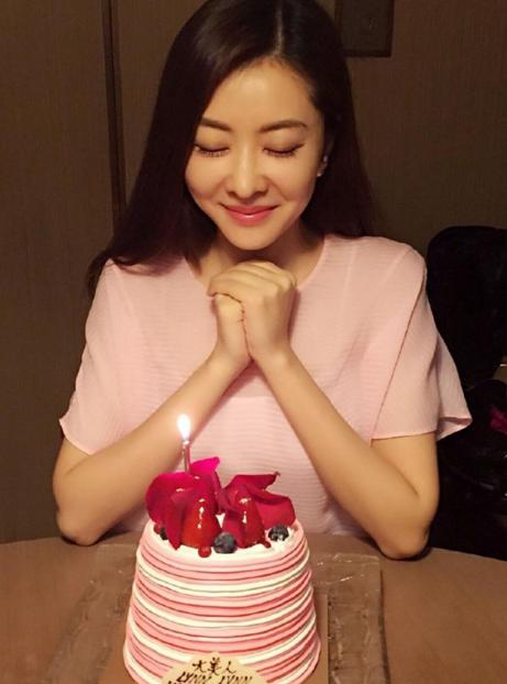 熊黛林晒孕肚宣布真的怀孕啦！方媛立马发微博秀郭富城照片回击！