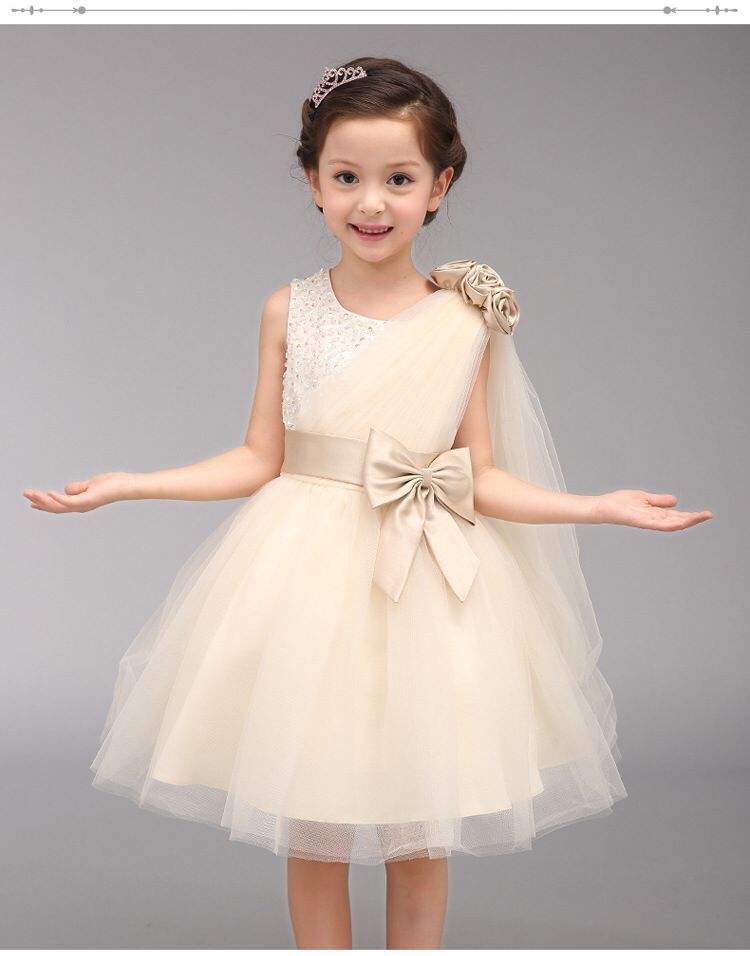 这样的穿着是不是冬天该有的样子,不要给孩子穿危险的衣服