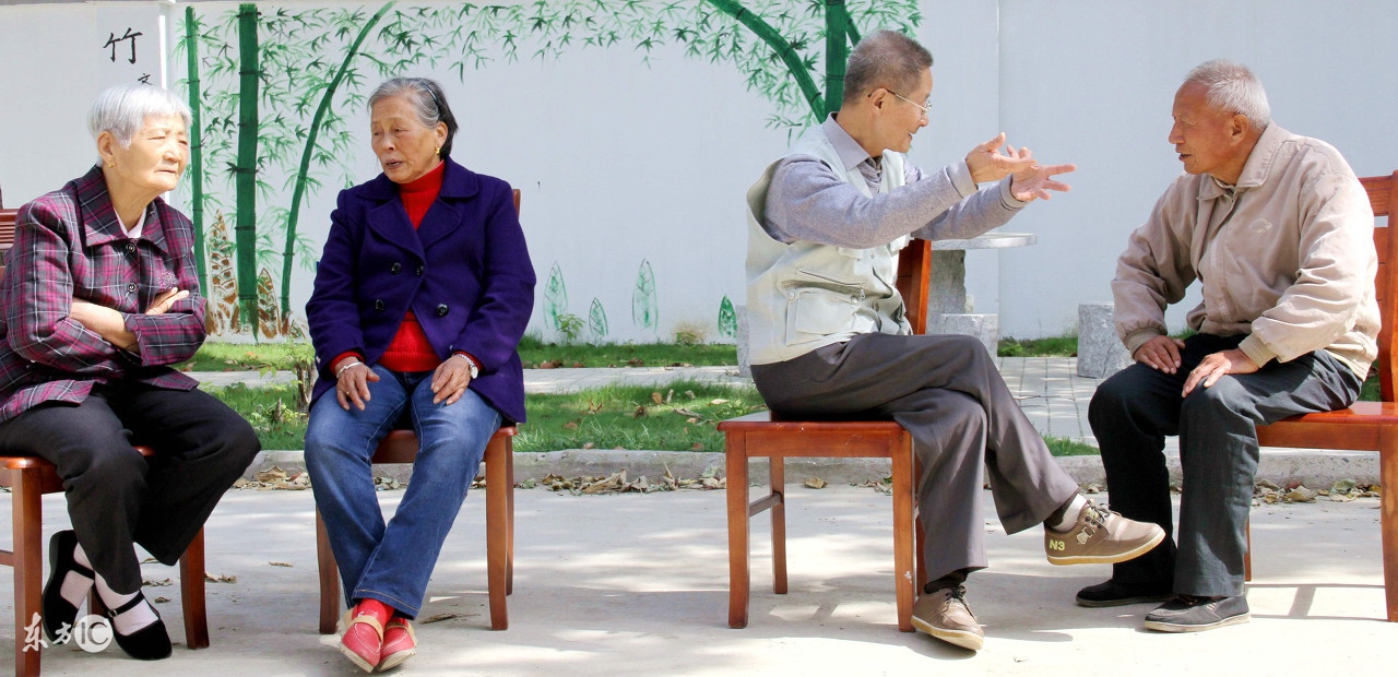 63岁老人滑倒蹲了一下,老人摔倒了该如何自救