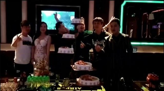 网络红人干露露生日真空现身与五个大汉一起过生日，现场太雷人