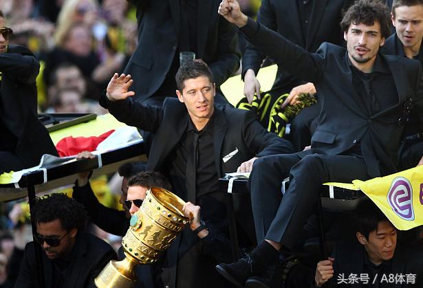 莱万多夫斯基是足球最强中锋吗,足坛十大神锋之莱万多夫斯基