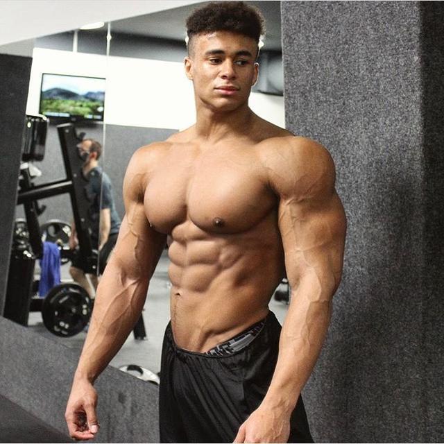 如何练出胸部宽阔的胸肌,宽握锻炼胸肌外侧及手臂二头肌