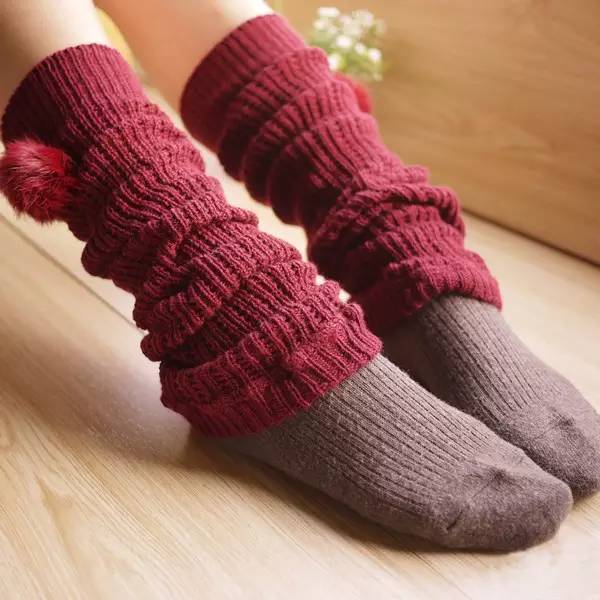 腿上皮肤干燥起皮屑用什么护肤品,腿上皮肤干燥掉皮屑怎么回事